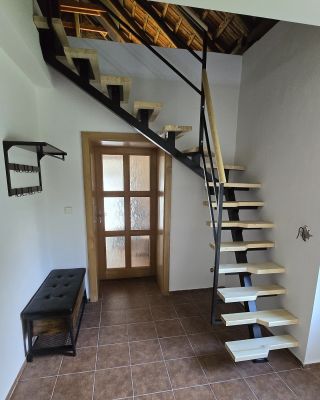 Málo místa na schodiště? Žádný problém! Kombinací klasického a mlynářského schodiště jsme se vešli i do malého prostoru,...