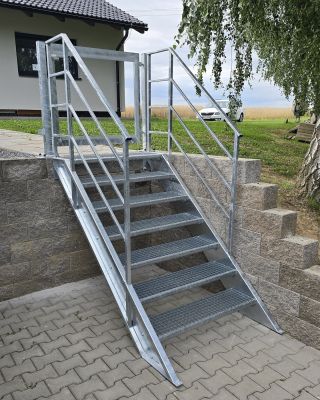 Ocelové schodiště se zábradlím. Včetně branky s přípravou pro montáž dřevěných tyček. #production #workout #calisthenics...