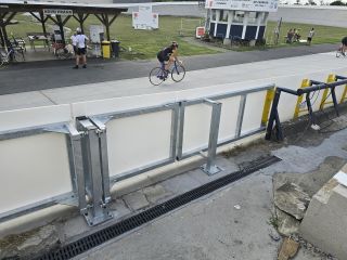 Jeden náš komplexní projekt. Montáž dvoukřídlé brány, branky a pevných dílů pro desky mantinelu na velodromu. #production...