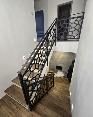 Jedno předvánoční, ocelové zábradlí do rodinného domu. 🎄 Připraveno na montáž dřevěného madla. #production #workout...