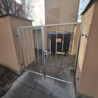 Dvoukřídlá branka k popelnicím. #production #workout #calisthenics #steel #stainlesssteel #workoutcore #czechrepublic...