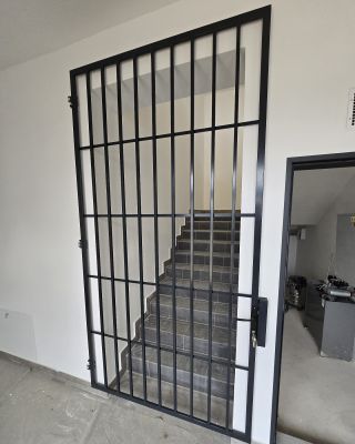 Bezpečnostní mříž pro vstup na schodiště. #workoutcore #design #kov #zahrada #architektura #stavba #konstrukce #bydleni...