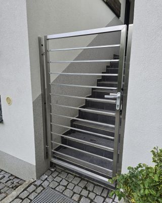 Nerezová branka na míru s horizontálním výpletem Moderní, pevná a bezúdržbová. Ideální řešení pro vstup ke schodišti –...