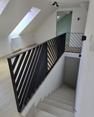 Toto designové zábradlí z kovu na míru perfektně zapadlo do moderního interiéru a zároveň plní svou praktickou funkci....