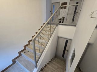 Moderní interiérové ocelové zábradlí na míru, které dodá schodišti čistý design a bezpečné vedení. Každý detail je...